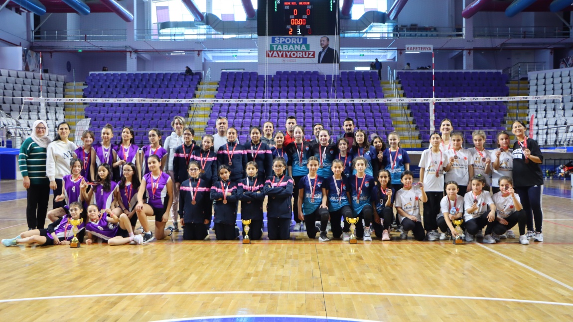 Okulumuz Voleybol Takımını Tebrik Ederiz